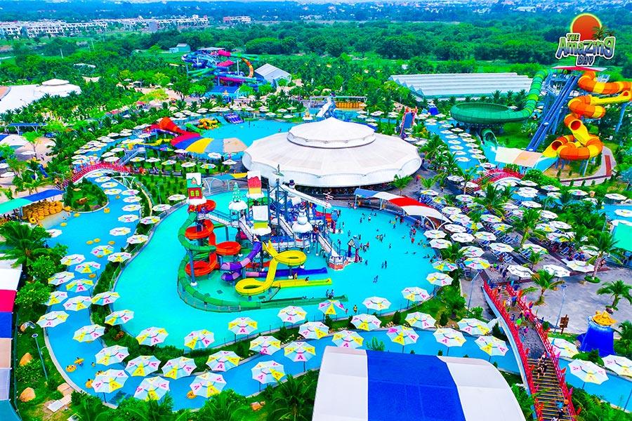 //www.sontien.com/cdn/shop/files/V_C_ng_Vi_n_N_c_V_nh_K_Di_u_-_The_Amazing_Bay_2in1_IM1.jpg?v=1748761400&width=353