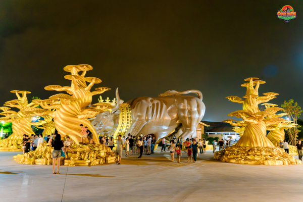 Tượng Thần Kim Ngưu Vương dát vàng tại Khu Du Lịch Sơn Tiên