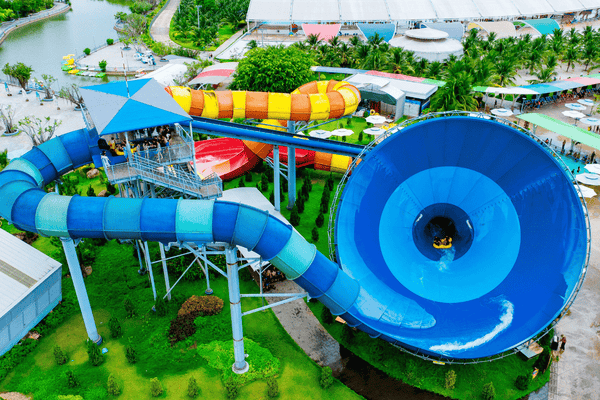 Ống trượt khổng lồ tại công viên nước lớn nhất Việt Nam The Amazing Bay