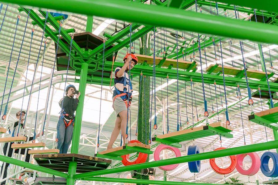 //www.sontien.com/cdn/shop/files/Zipline_V_t_Bay_Tr_n_Kh_ng_L_t_Tr_n_D_y_Th_p_IM10.jpg?v=1777197606&width=353