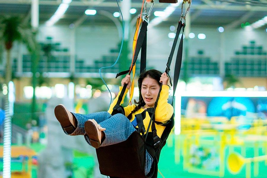 //www.sontien.com/cdn/shop/files/Zipline_V_t_Bay_Tr_n_Kh_ng_L_t_Tr_n_D_y_Th_p_IM3.jpg?v=1751696374&width=353